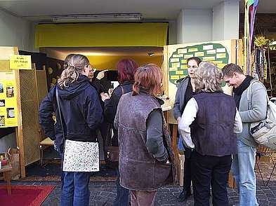 Besucher vor den Schautafeln
