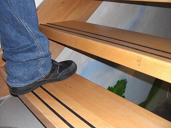 Die etwas steile „alte" Treppe wurde durch eine etwas weniger Steile ersetzt