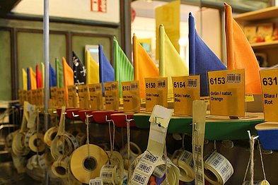 Lagerbereich: Etikettieren, Einlagerung, Versand, Verkauf der fertiggestellten Bächleboote