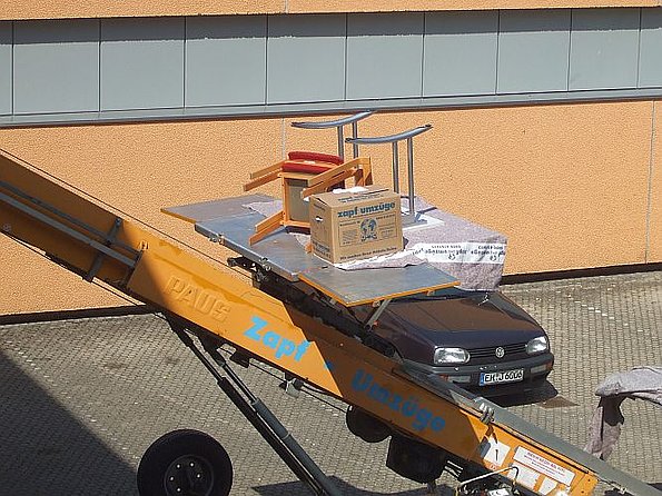 Das Mobiliar wurde mit einem Hebekran in die neuen Räume gehievt.