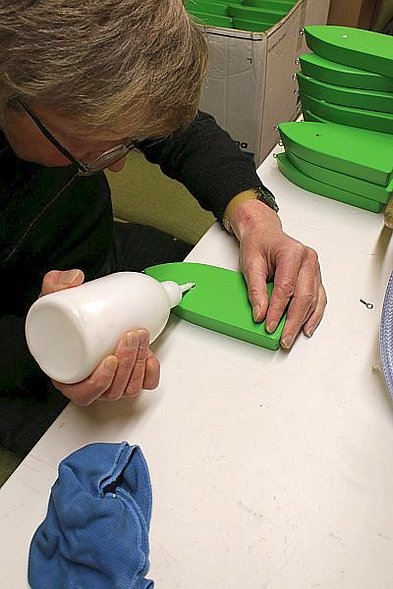 Montage: Einbringen von Leim in die Mastbohrung