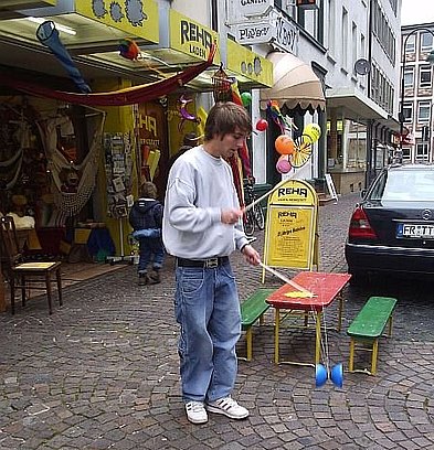 Besucher probiert Spielzeug aus...