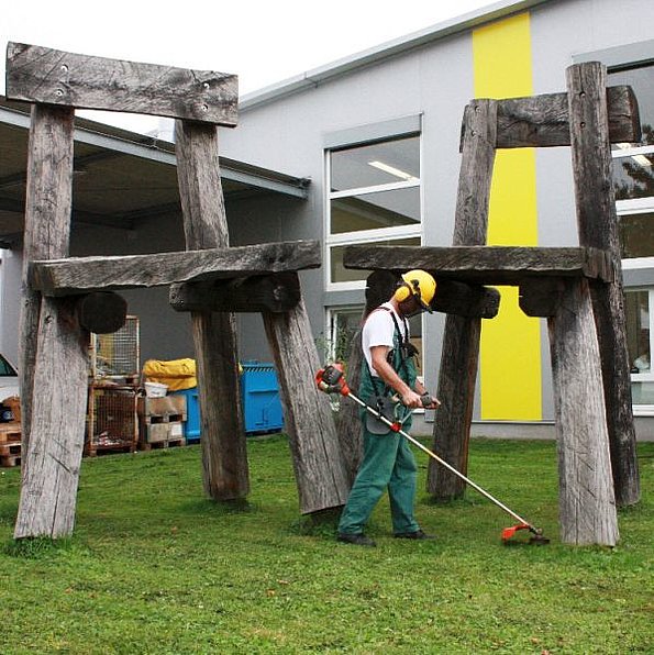 Mitarbeiter bei der Wiesenpflege