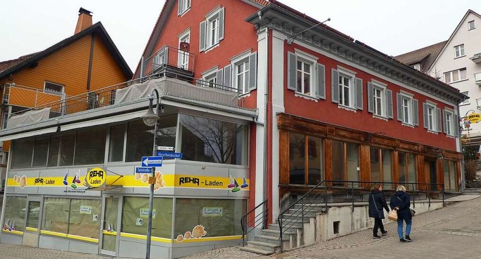 Das Rote Haus, unten der neue REHA-Laden. 