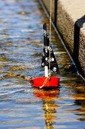 Bächle-Boote mit dem Piratensegel