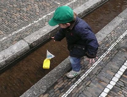 Kleine Boote für die Freiburger Bächle