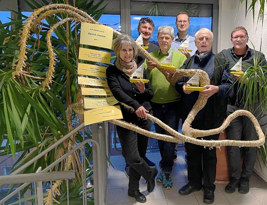 Von links: Yucca-Palme (40 Jahre + 2), Fr. Schippers (25 Jahre + 1), Hr. Conforti (10 Jahre), Hr. Herbi (40 Jahre + 1), Hr. Stumpf (10 Jahre + 4), Hr. Klein-Alstedde (40 Jahre), Hr. Kurandt (25 Jahre + 1)