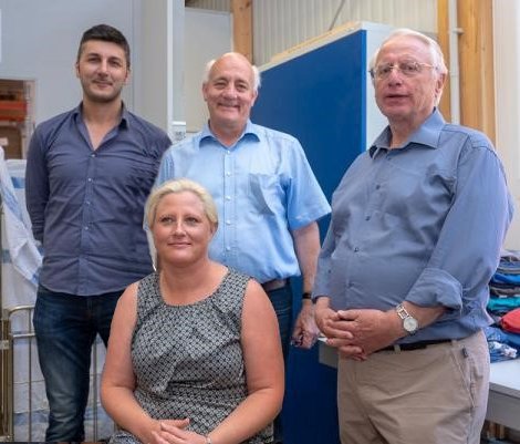 Landesbehindertenbeauftragte Stephanie Aeffner (mitte, sitzend), dahinter: Alexander Schoch (Landtagsabgeordneter der Grünen), links: Giuseppe Conforti (REHA-Verein), rechts Norbert Klein-Alstedde (REHA-Verein).