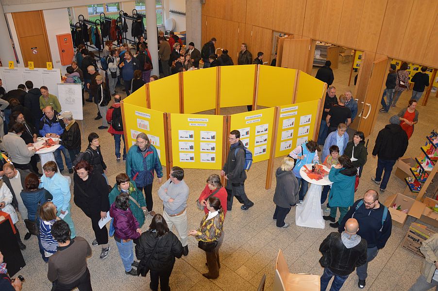 20. Werkstatt-Tag des REHA-Vereins - Besucher informieren sich im Eingangsbereich